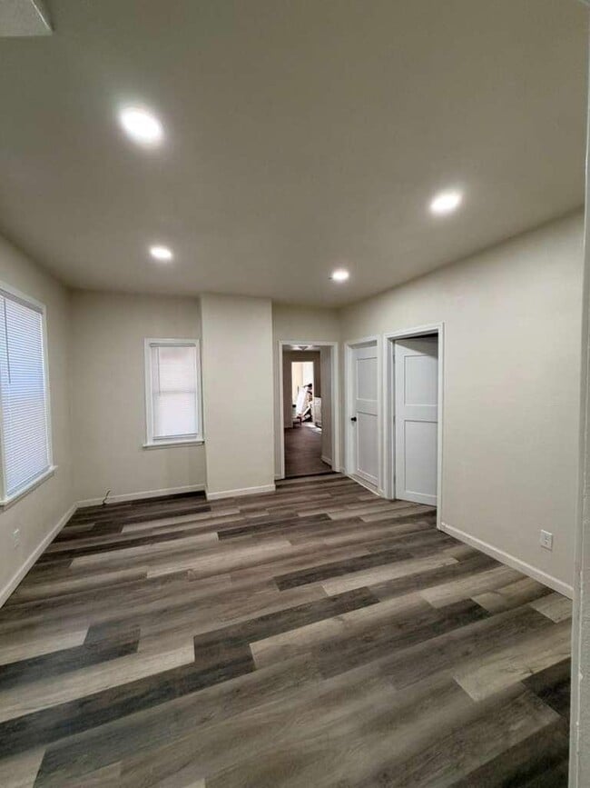 Building Photo - 653 W Bruce St