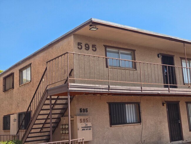 Foto del edificio - 595 N Royal Crest Cir