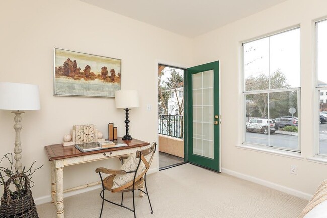 Building Photo - 379 Hope St