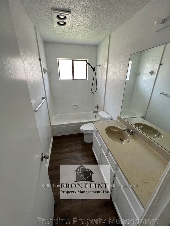 Building Photo - Clean 3 Bedroom home- move in ready- Matlo...