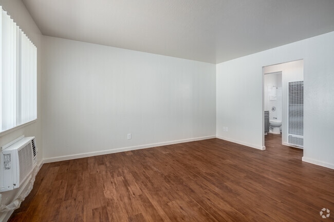 1BR, 1BA - 650SF - Living Room - Shasta Glen Apartments