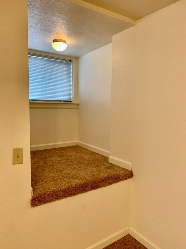 Building Photo - Studio unit in SW Portland