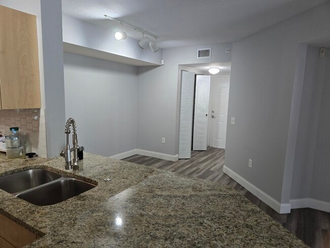 Building Photo - 701 Villa Cir