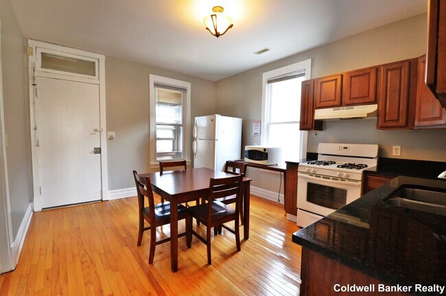 Building Photo - 3313 N Hamlin Ave