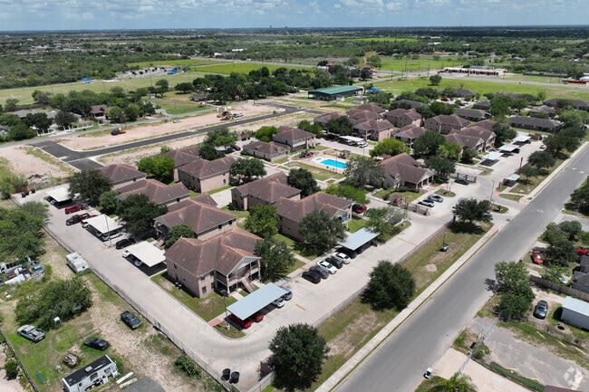 Aerial Context - La Villa De Alton