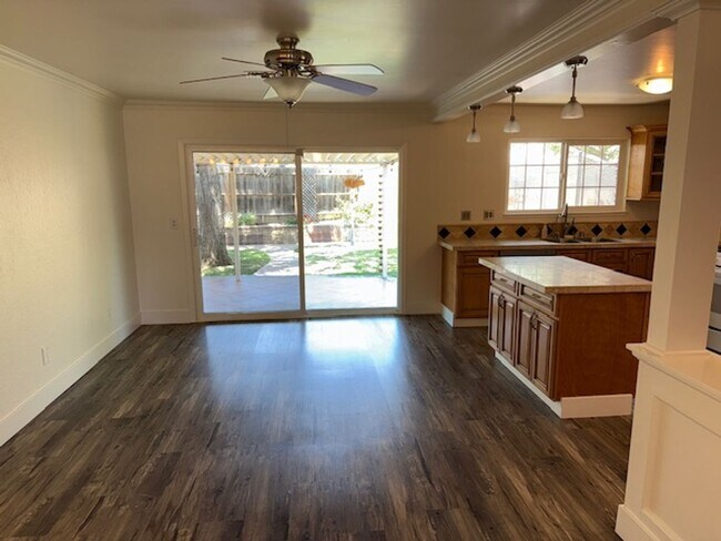Foto del edificio - Wonderful 4 bedroom single story with sola...