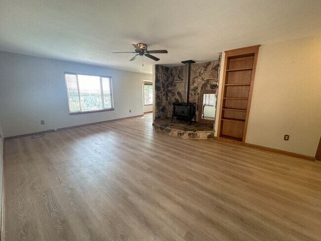 Building Photo - 3 Bedroom 2 Bath House