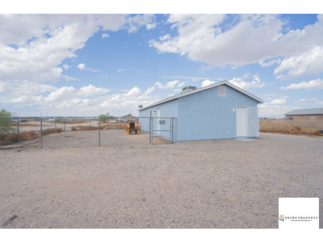 Building Photo - Discover the Comfort of Desert Living in t...