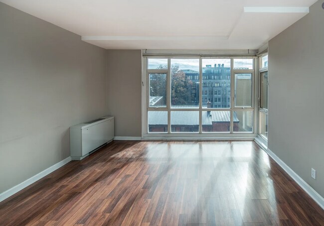 Foto del edificio - Bright fifth-floor one-bedroom in the heart of Dupont Circle with floor-to-ceiling windows and an...