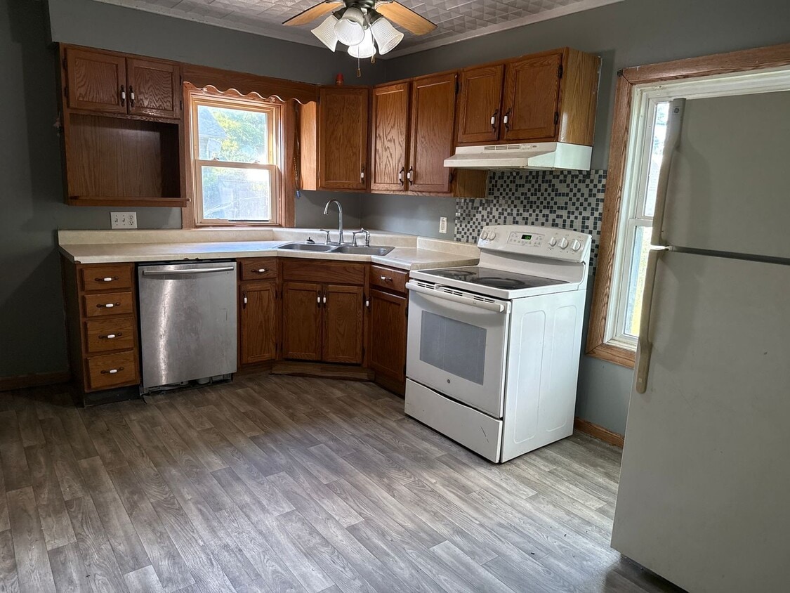 Primary Photo - 2200 S 12th St