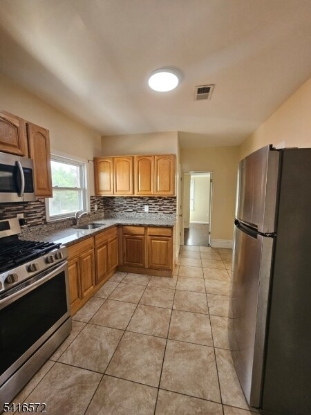 Foto del edificio - 240 Copeland Ave