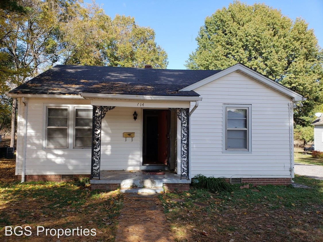 Foto principal - 3 br, 2 bath House - 614 E. Main St.