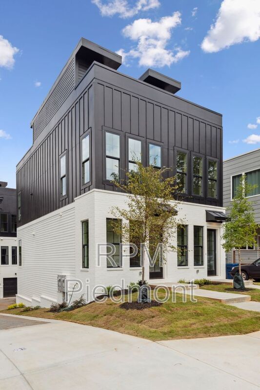 Primary Photo - 761 Fraser St SE