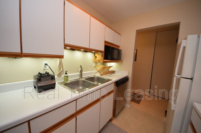 Foto del edificio - 4654 Cedar Lake Rd S