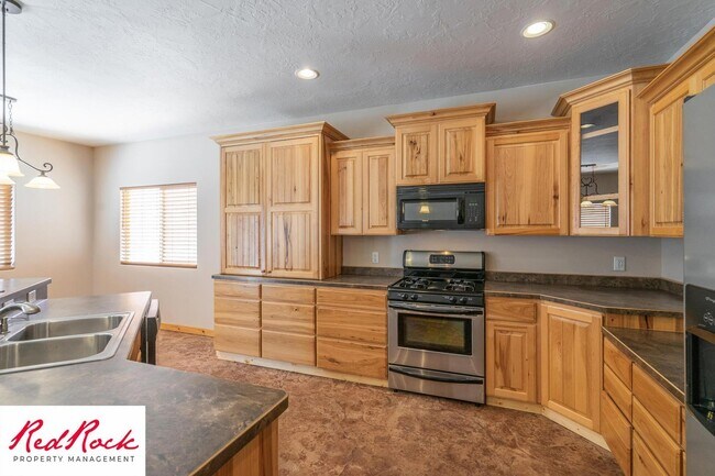 Building Photo - Gorgeous Remodeled 3 Bedroom 2 Bathroom Home.