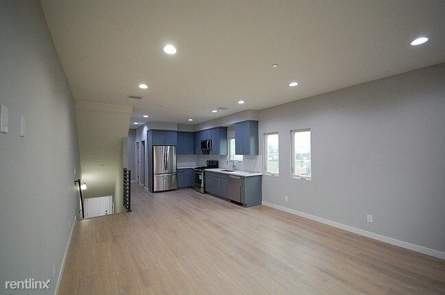 Building Photo - 648 N Serrano Ave