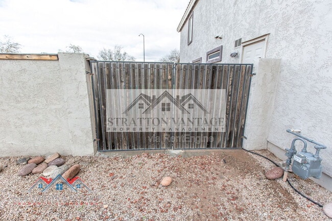 Building Photo - 2805 S Abbey Cir