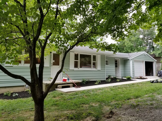 Building Photo - ***AVAILABLE April 2025*** 3 BED W 2 CAR G...