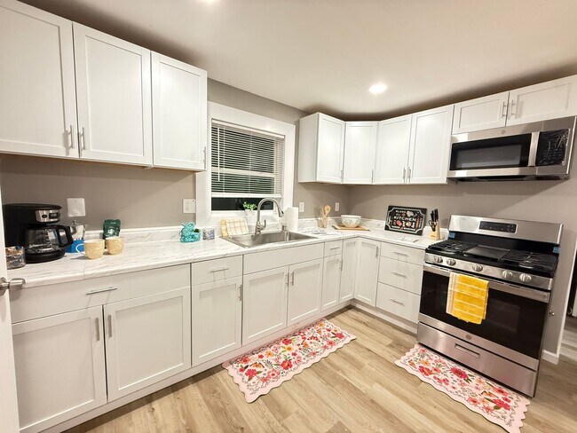 Foto del edificio - Renovated 4-bedroom 2 full bath, SINGLE FAMILY HOME!!!