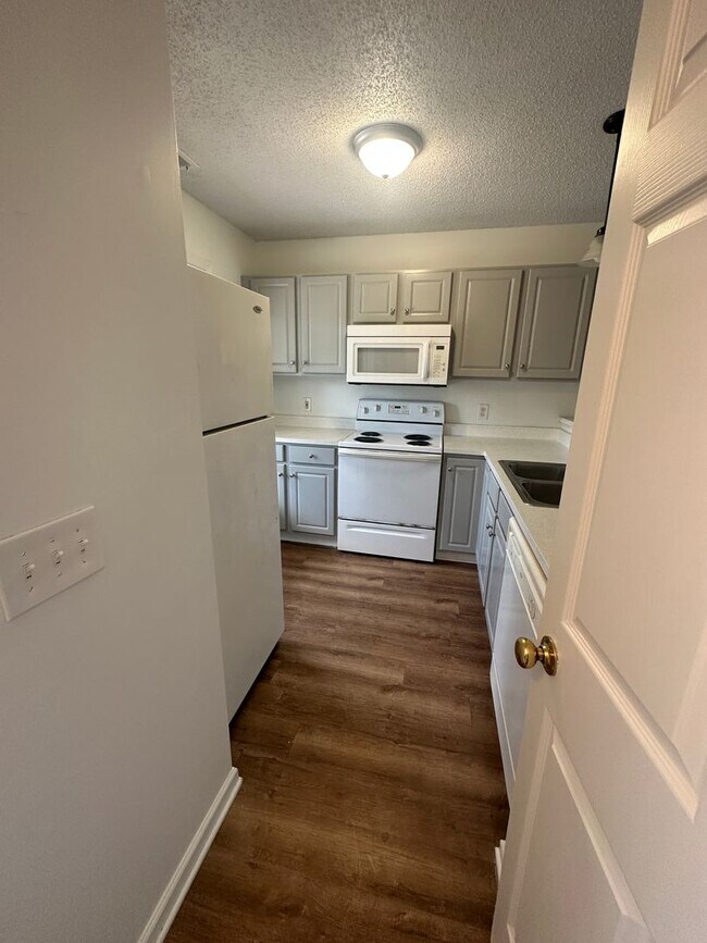 Foto del edificio - 4614 McClelland Dr. N-204