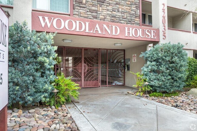 Foto del edificio - Woodland House Apartments