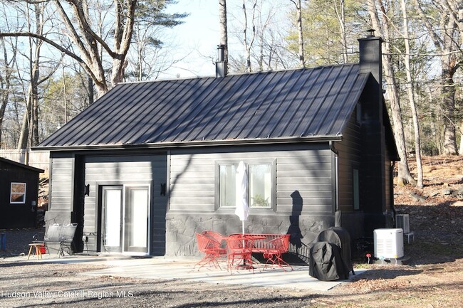 Building Photo - 1905 Glasco Turnpike