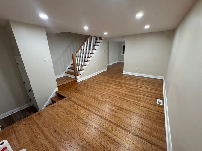 Front Entry & Living Room - 333 Mary St