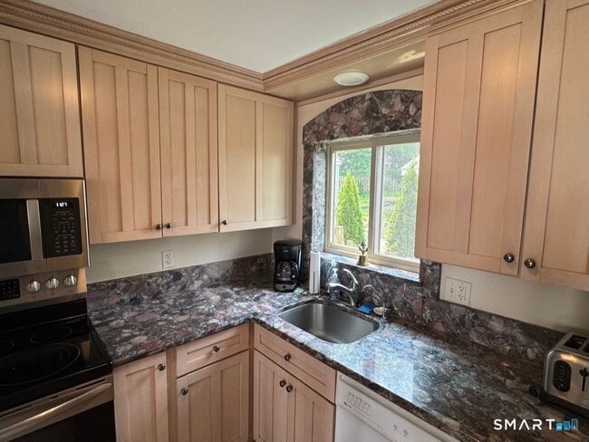 Building Photo - 7 Clearwater Ln