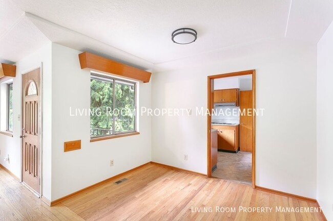 Building Photo - 3 Bedroom 2 bath Duplex with private lower...