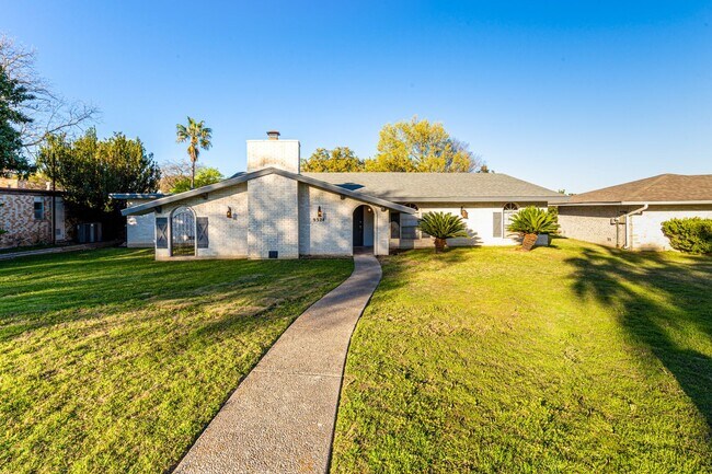 Foto del edificio - BEAUTIFULLY RENOVATED ONE STORY HOME IN A ...