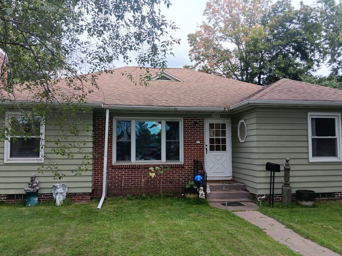 Primary Photo - 1215 Grand Ave