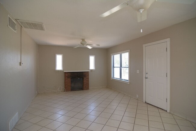 Building Photo - Charming 2 Bedroom 1 Bath Home! Close to t...