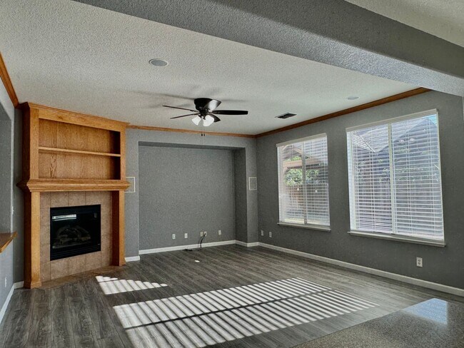 Foto del edificio - Massive 4 Bedroom 3 full Bath Home with Hu...