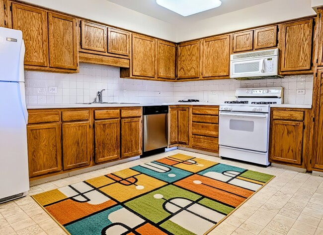 Foto del edificio - 6400 W Berteau Ave