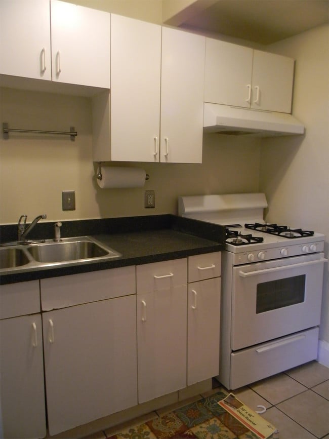 Building Photo - 2106 St Paul St