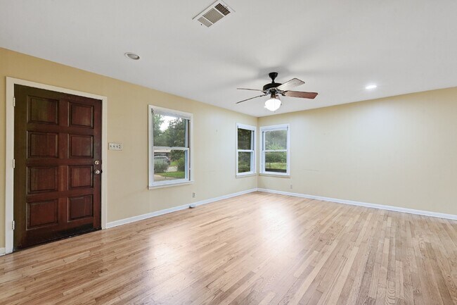 Building Photo - 2606 Twin Oaks Dr