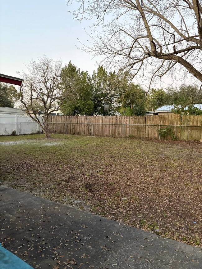 Building Photo - Great 2 large Bedrooms and 2 bath lawn inc...