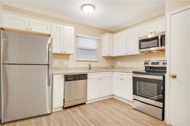 Building Photo - 633 Larchmont Dr NW