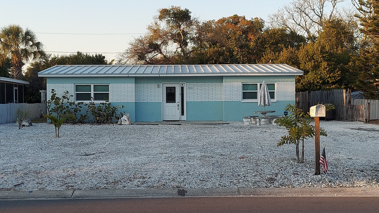 Foto principal - 719 Sunset Dr