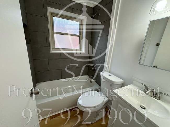 Building Photo - 212 E Bruce Ave