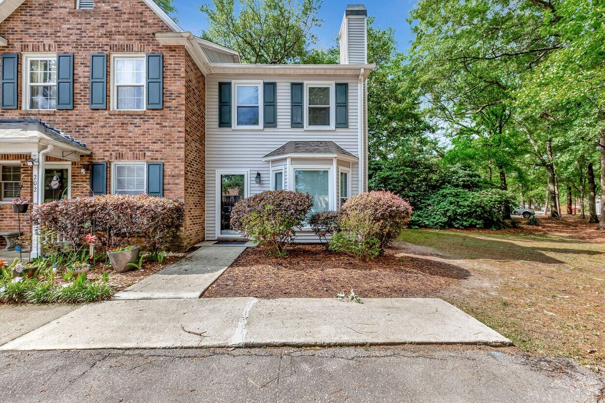 Foto principal - Charming 2BR End Unit Townhome in Prime Lo...