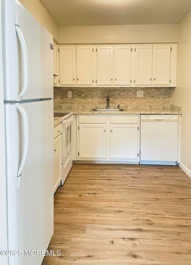 Building Photo - 27 Newport Ct