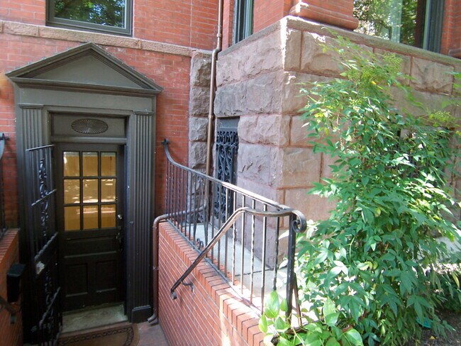 Building Photo - 1752 17th St NW