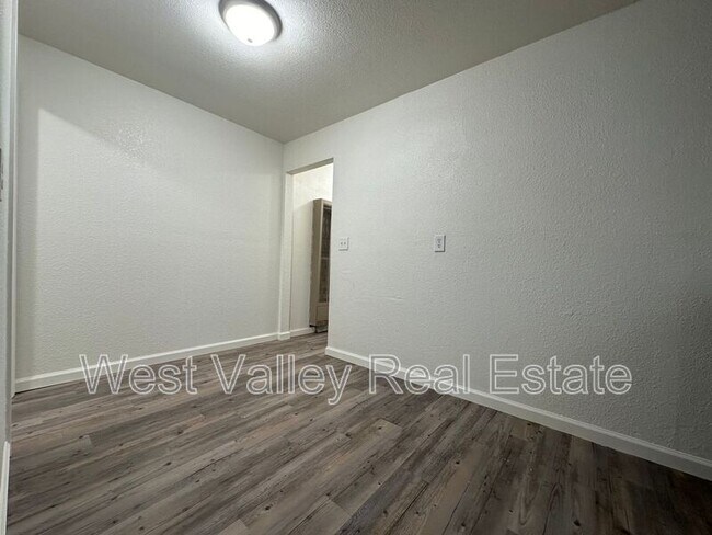 Building Photo - 616 5th St