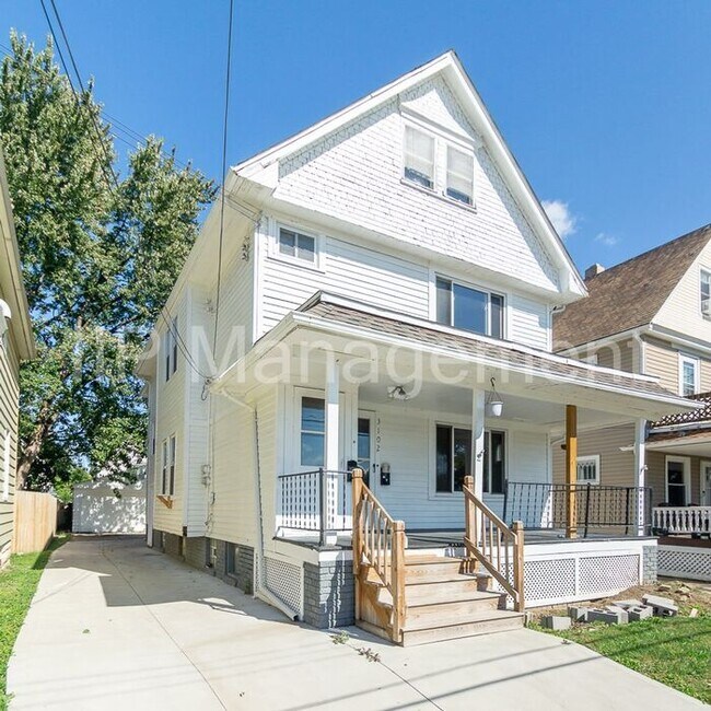 Building Photo - Spacious and Bright 2BD DOWN in Old Brooklyn!