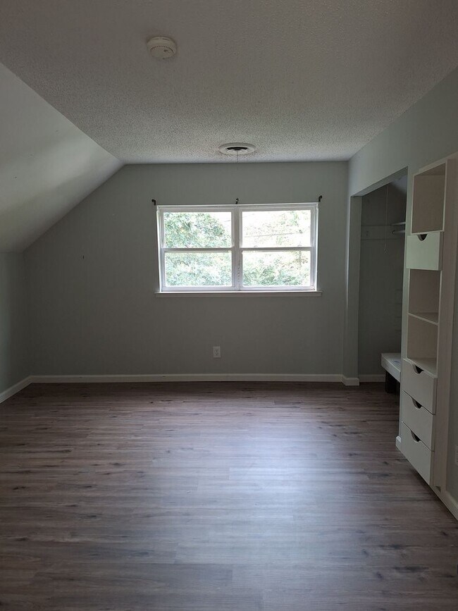 Foto del edificio - 4 bedroom 2 bathroom House