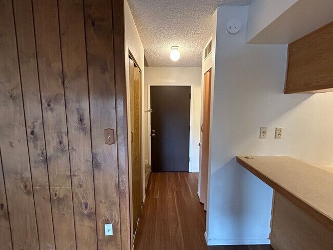 Foto del edificio - 935 Saturn Dr