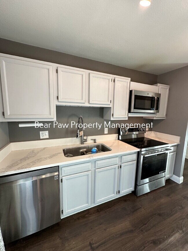 Foto del edificio - Spacious 3-Bed, 3-Bath Gem in Arvada!"