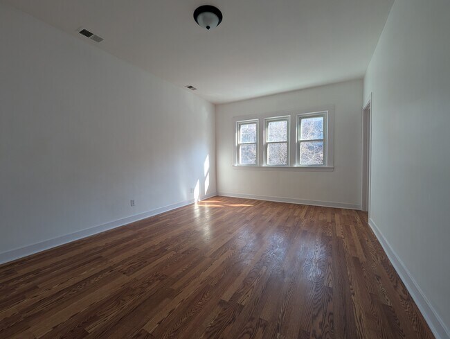 Building Photo - 1520 W Melrose St