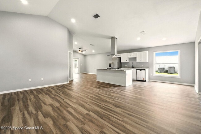 Building Photo - 460 Martigues Dr